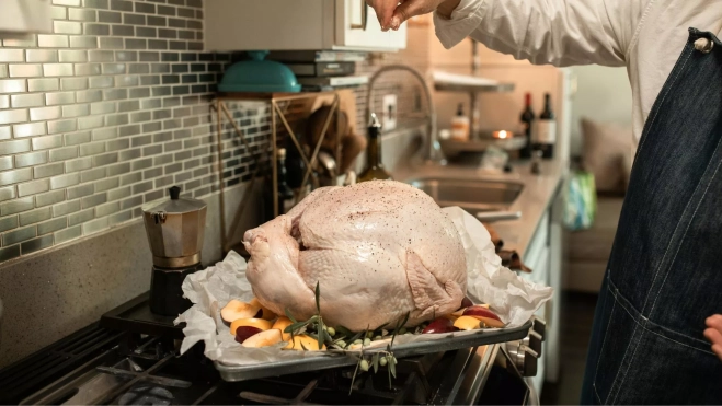 Preparación del pavo de Acción de Gracias / Canva Preparación del pavo de Acción de Gracias / Canva