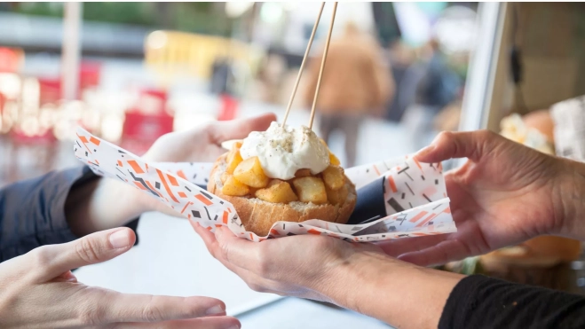 Entrega de comida en un 'food truck' en plena calle / Cedida