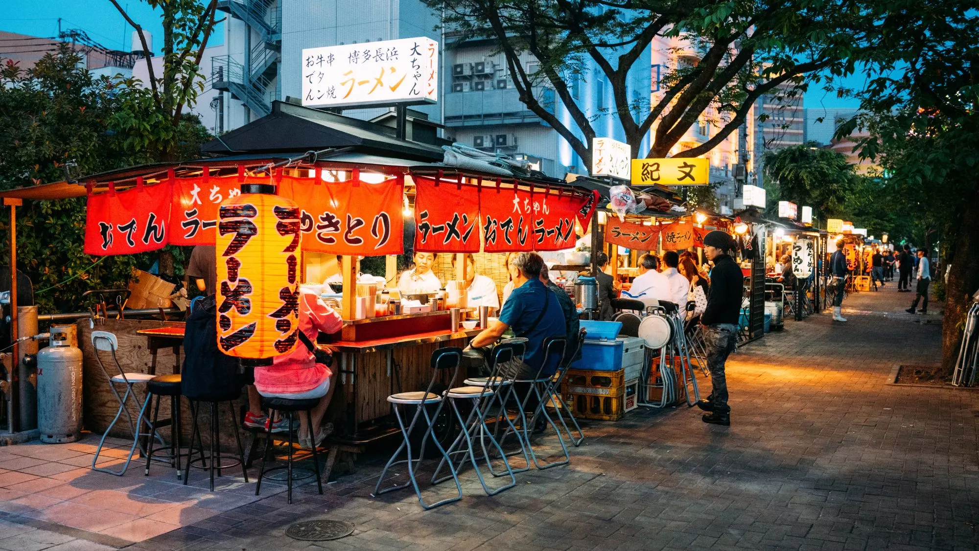 Puestos de comida callejera en Japón / Canva / Por qué la 'street food' no nació en los 'food trucks': un viaje de sus orígenes a la actualidad
