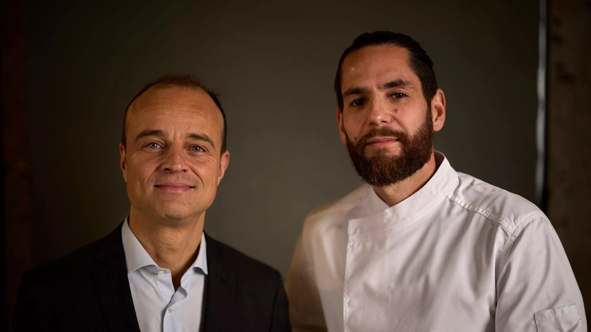 El sumiller Miguel Ángel Millán y el chef Rubén Mosquero en EMi (Madrid) / Cedida