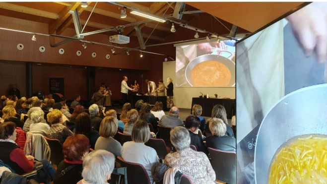 Una de las sesiones de cocina en la / Òscar Gómez Una de las sesiones de cocina en la / Òscar Gómez