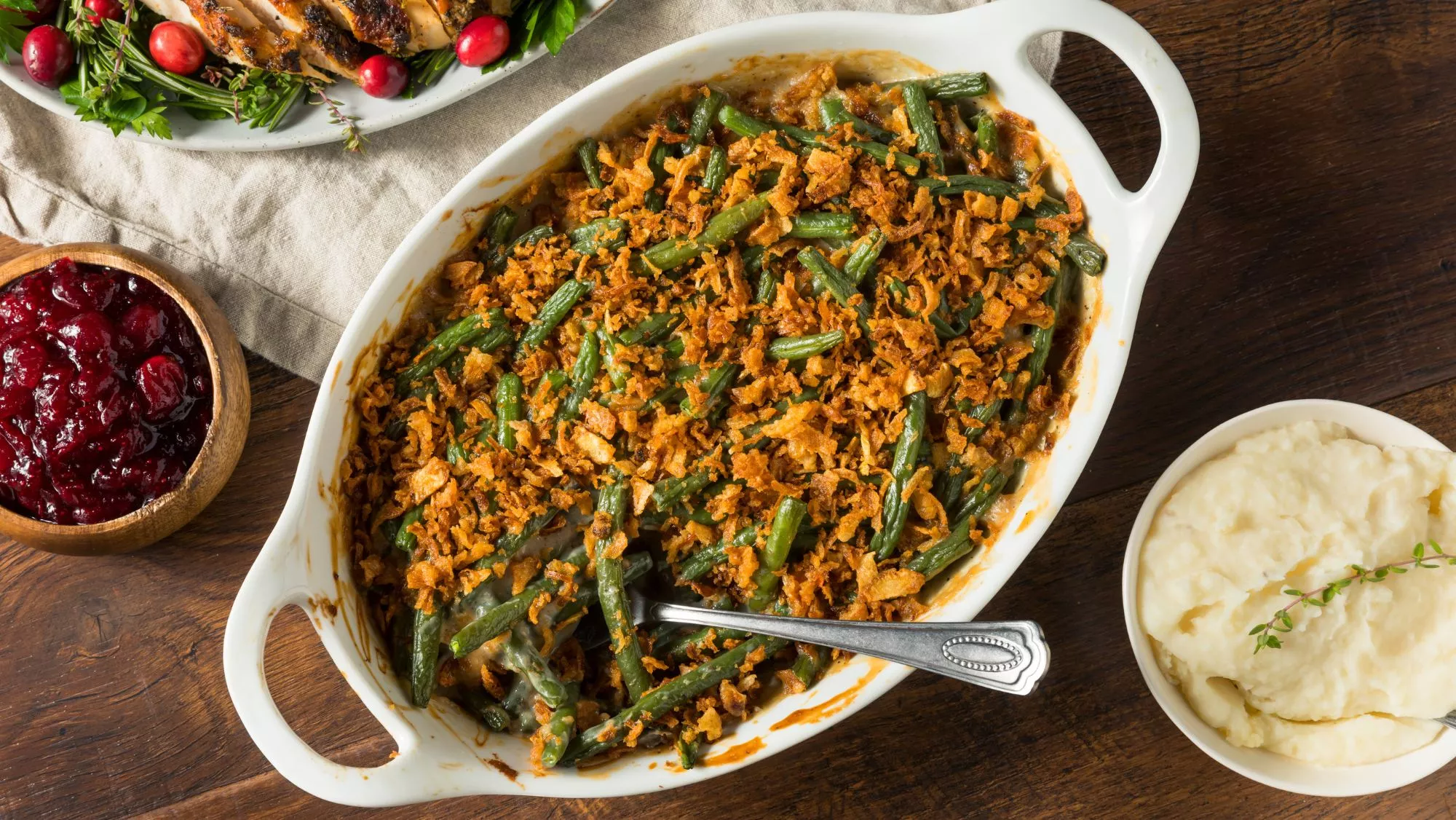 La 'green bean casserole' (cazuela de judías verdes) en una mesa de Acción de Gracias / Canva