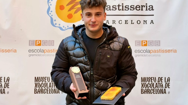 Uno de los hijos de Aniana Turull, recoge el premio al mejor turrón de yema quemada 2025 / Cedida