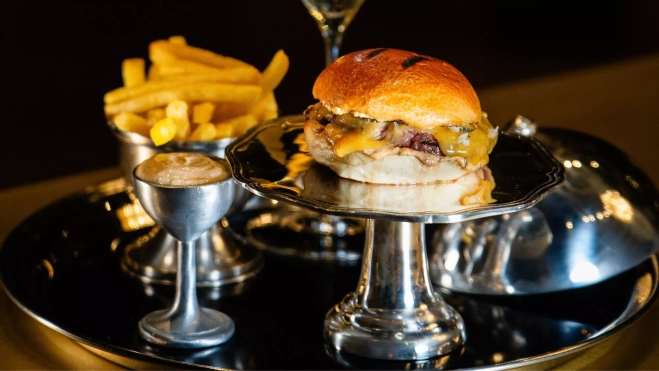 La hamburguesa y las patatas de Rafa Zafra en Amar Barcelona / Cedida