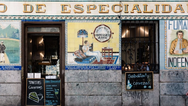 Fachada de un bar tradicional en Malasaña (Madrid) / Canva