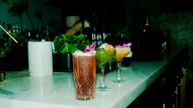 Cócteles con flores / Foto de Createasea en Unsplash