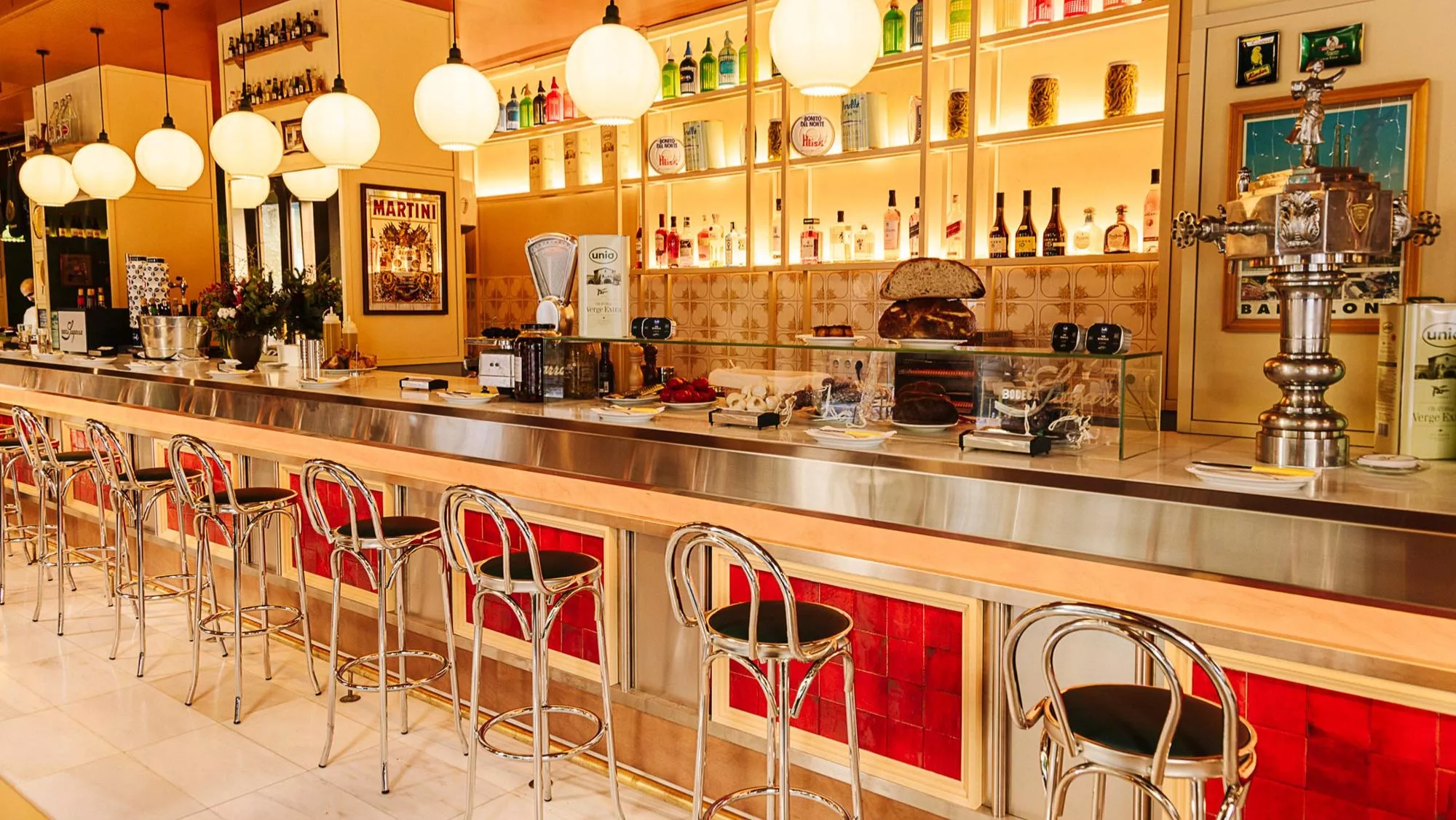 Interior de la Bodega Sagarra que ha reabierto en el Raval (Barcelona) / Cedida