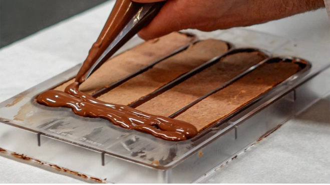 Elaboración del turrón Brandy Smoke de l'Atelier Barcelona / Txaber Allué Elaboración del turrón Brandy Smoke de l'Atelier Barcelona / Txaber Allué