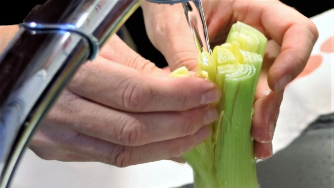 Lavado de un puerro con agua / Antonio Ron Lavado de un puerro con agua / Antonio Ron