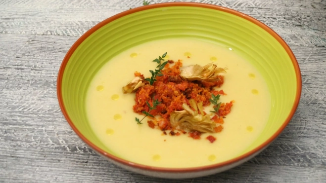 Crema de puerros y patata con migas de chorizo y chips de alcachofa (Receta de Inés Butrón) / Antonio Ron Crema de puerros y patata con migas de chorizo y chips de alcachofa (Receta de Inés Butrón) / Antonio Ron