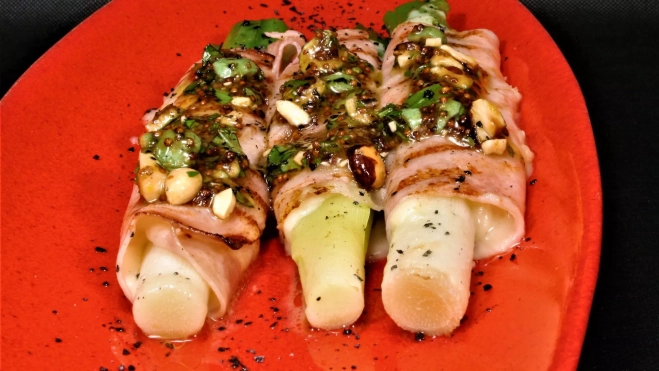 Mini puerros con jamón dulce y vinagreta de cacahuetes al wasabi (Receta de Inés Butrón) / Antonio Ron Mini puerros con jamón dulce y vinagreta de cacahuetes al wasabi (Receta de Inés Butrón) / Antonio Ron