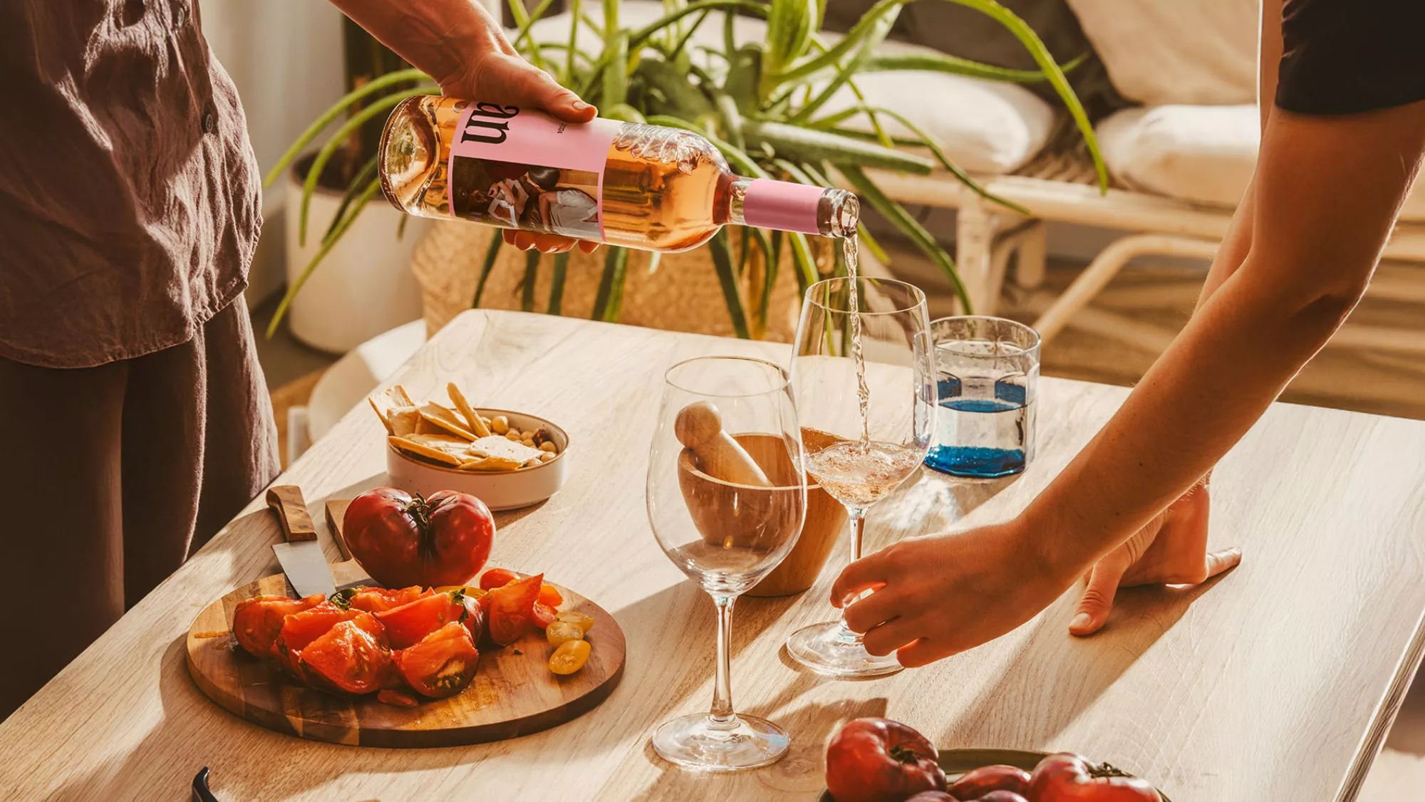 Un momento para 'descomplicar' la vida con el LAN Rosado 2024 / Bodegas LAN