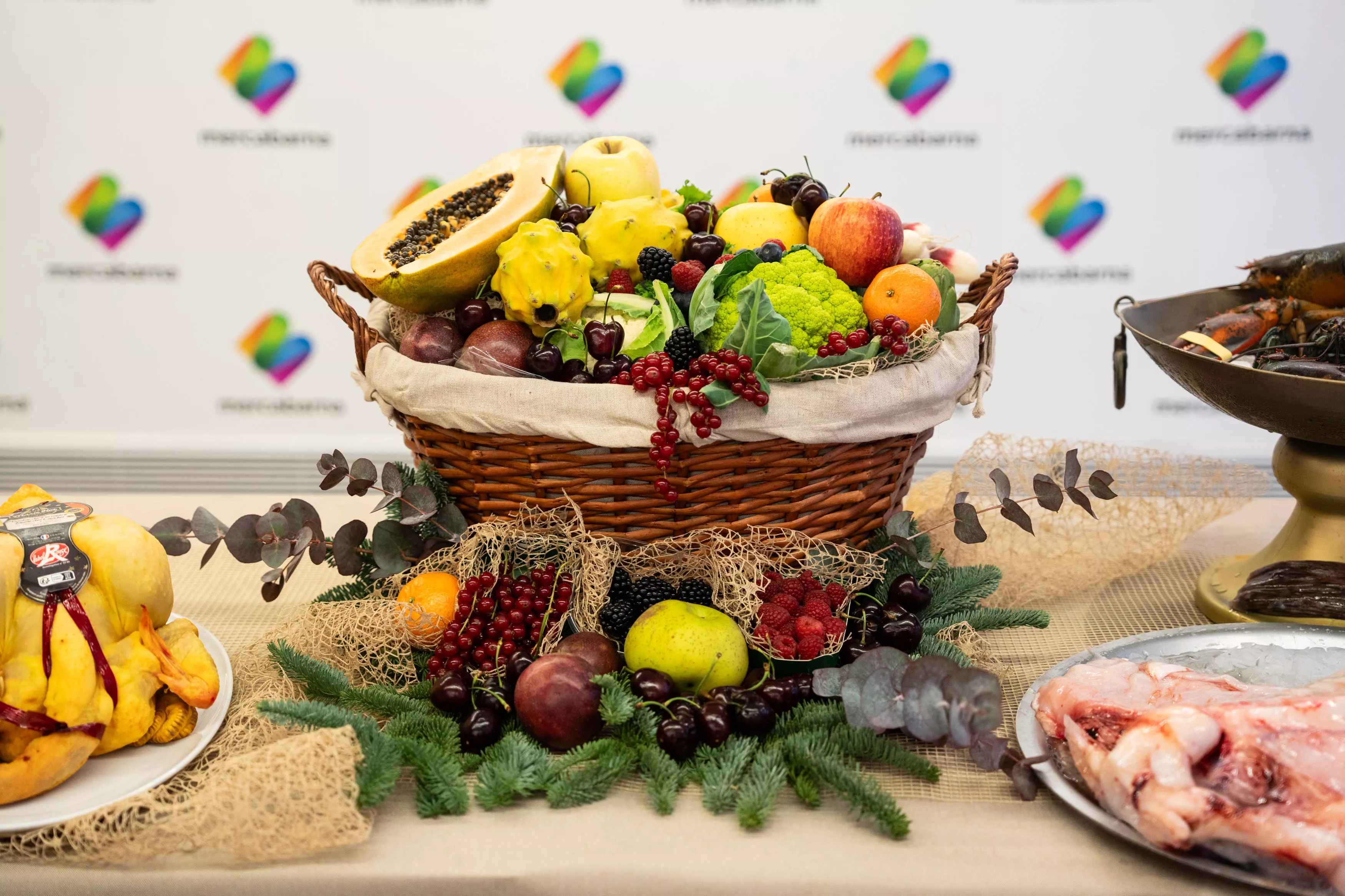 Frutas, hortalizas y carnes en la presentación de mayoristas de Mercabarna / ÒSCAR GIL COY