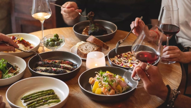 Platos y copas de vino en Bar Vi (Madrid) / Cedida