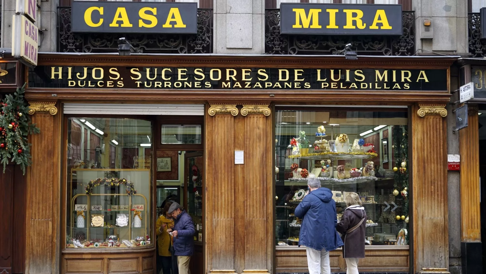 La histórica fachada de Casa Mira, la turronería centenaria de Madrid fundada en 1842 / Yolanda Cardo