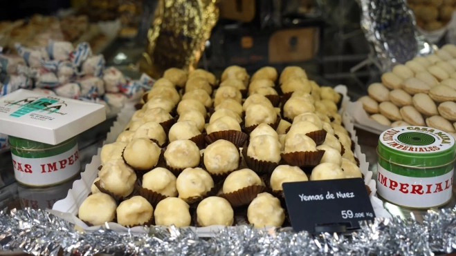 Las yemas de nuez de la centenaria Casa Mira en Madrid / Yolanda Cardo Las yemas de nuez de la centenaria Casa Mira en Madrid / Yolanda Cardo