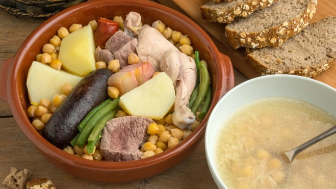 Bandeja de cocido madrileño y su caldo / Canva Bandeja de cocido madrileño y su caldo / Canva