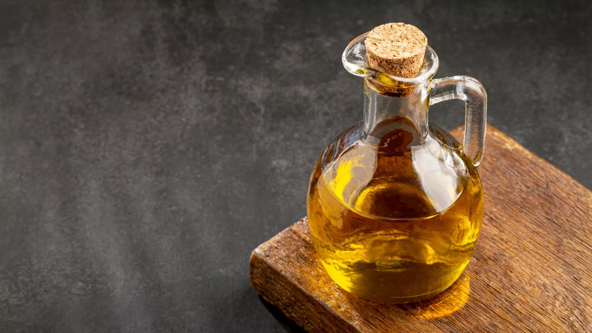 Aceitera con aceite de oliva virgen extra / Canva