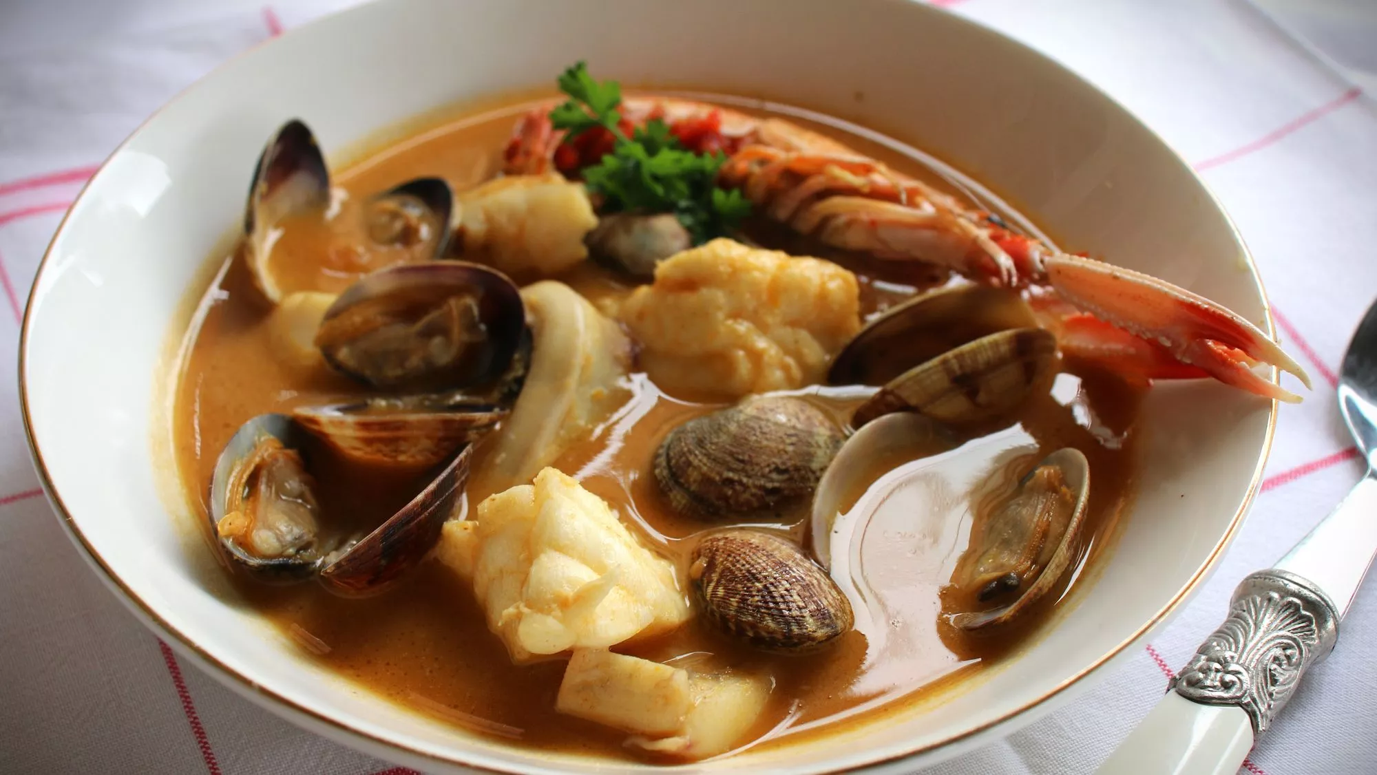 Sopa de marisco tradicional Receta de Inés Butrón) / Antonio Ron / Ideas para cocinar sopas navideñas: recetas clásicas, cremas elegantes y caldos festivos