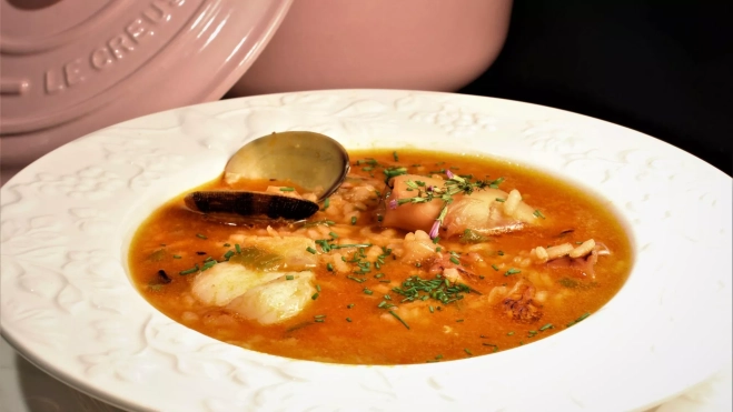 Sopa de chipirones, arroz y rape (Receta de Inés Butrón) / Antonio Ron Sopa de chipirones, arroz y rape (Receta de Inés Butrón) / Antonio Ron