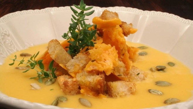Detalle de una crema de calabaza, costrones y cheddar (Receta de Inés Butrón) / Antonio Ron Detalle de una crema de calabaza, costrones y cheddar (Receta de Inés Butrón) / Antonio Ron