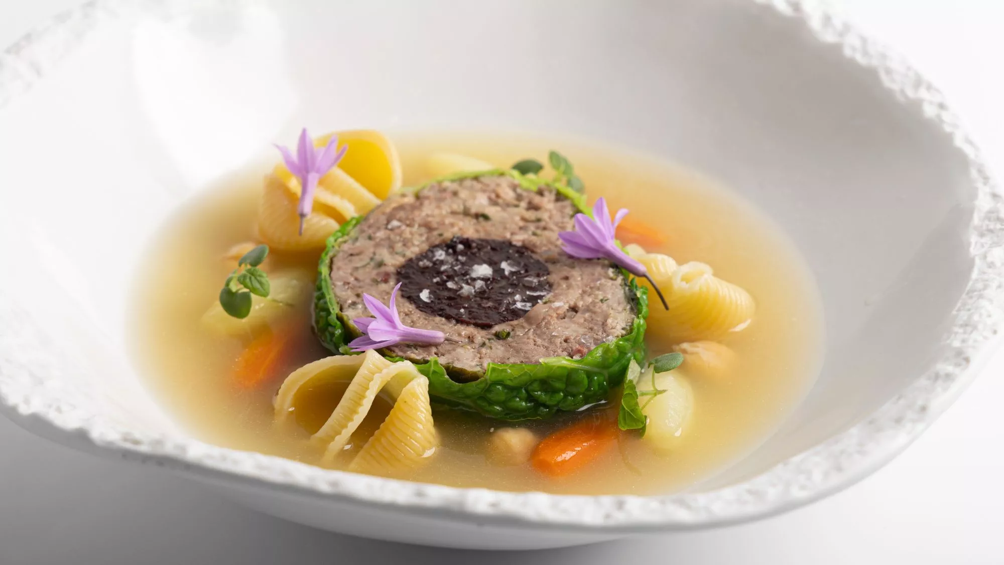 Escudella con su 'carn d'olla' en terrina, receta de la Escuela de Gastronomía Hofmann / Cedida