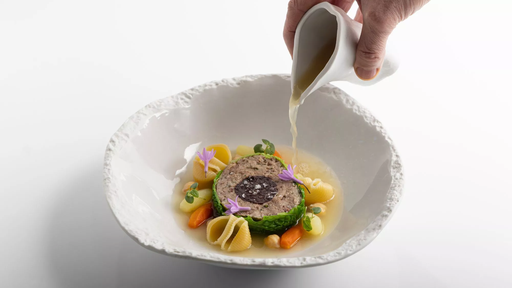 Escudella con su 'carn d'olla' en terrina, una receta de la Escuela de Gastronomía Hofmann / Cedida