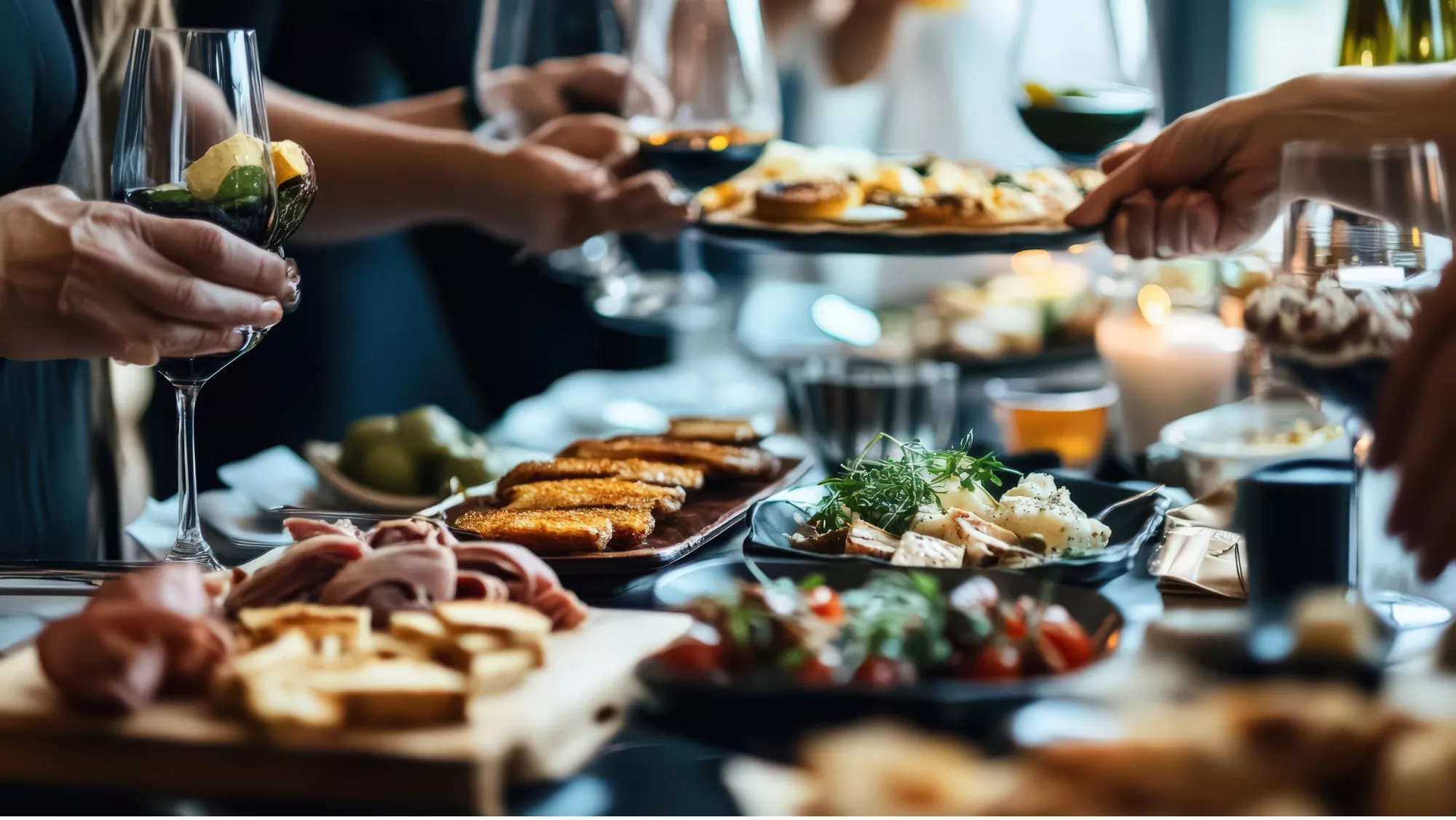 Platos compartidos en una comida de Navidad / Canva