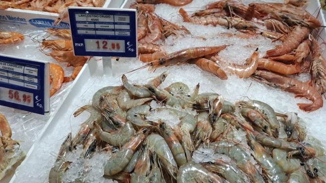 Langostino crudo fresco en una pescadería de Madrid / Raquel Castillo
