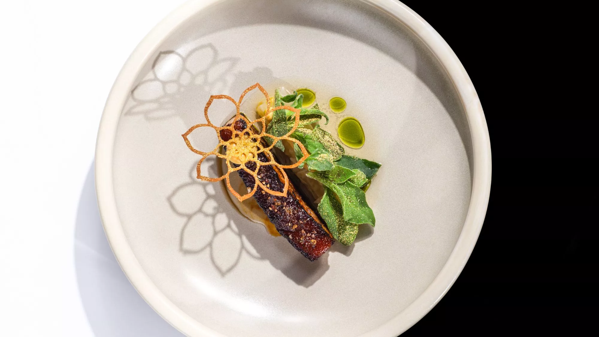 Plato en un restaurante con estrella Michelin / Canva / Contra la copia: deseos para el nuevo año gastronómico