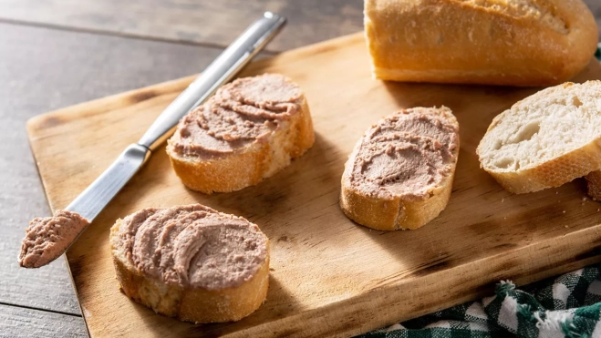 Patés y pan / FREEPIK