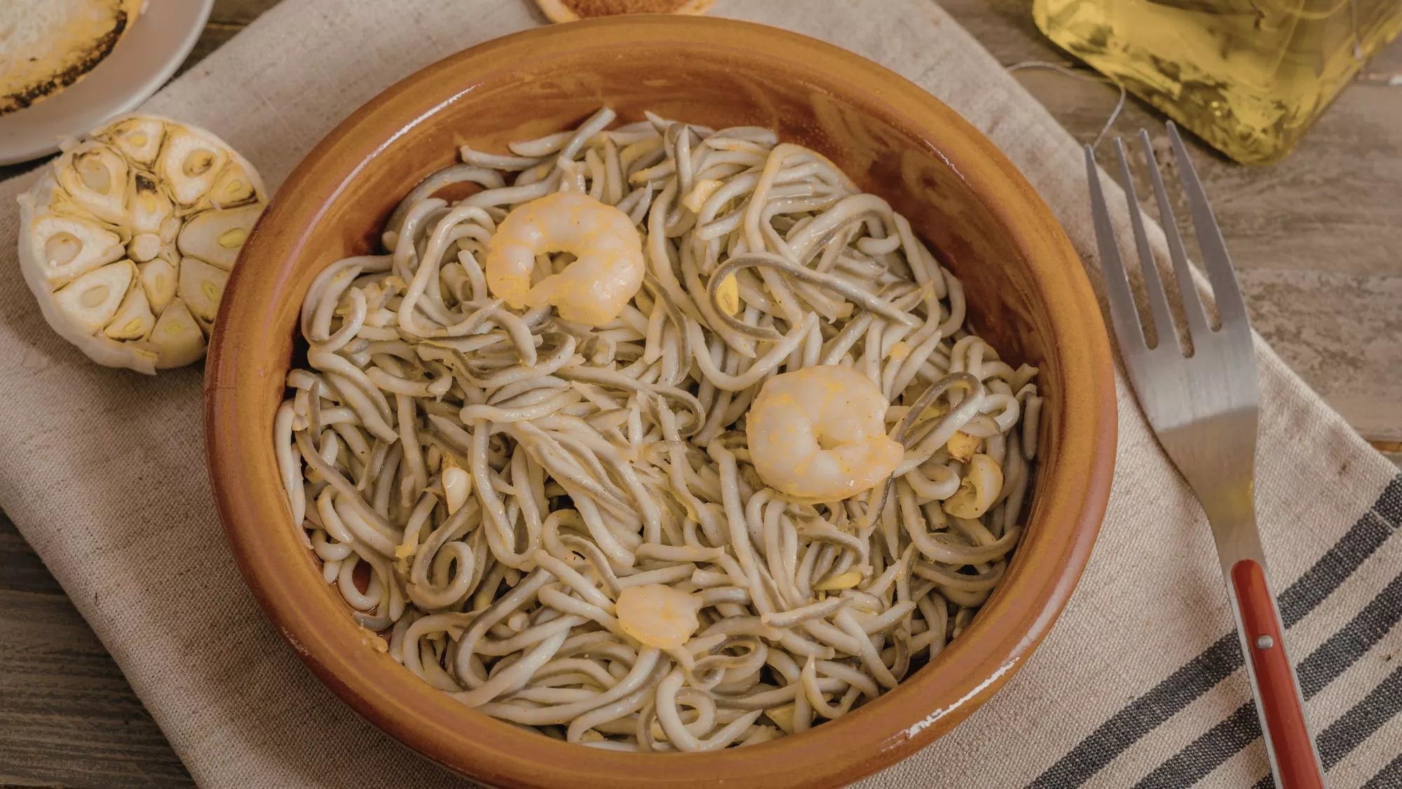 Cazuelita con angulas / Canva / Angulas: historia, hipocresía y debates absurdos alrededor de este exclusivo y polémico producto