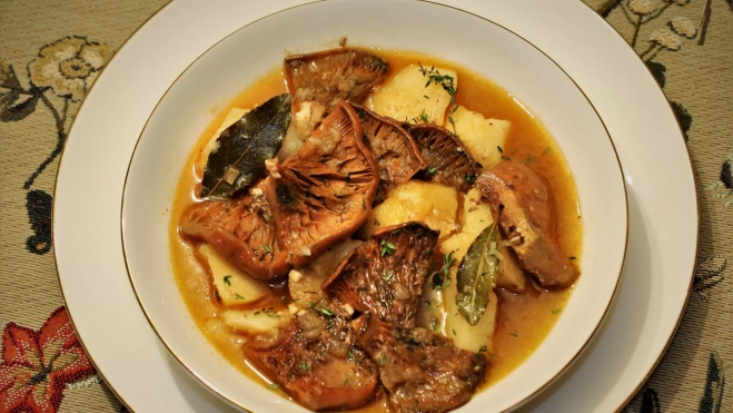 Estofado de patatas y níscalos al estilo soriano (Receta de Inés Butrón) / Antonio Ron