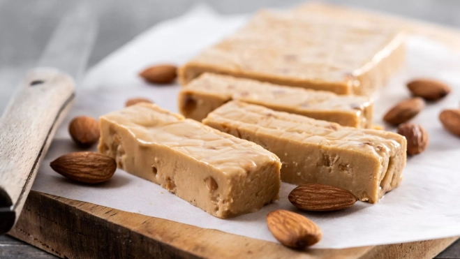 Turrón de almendra cortado / Canva