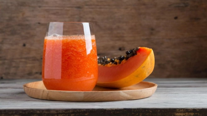 Papaya cortada y zumo de papaya / Canva