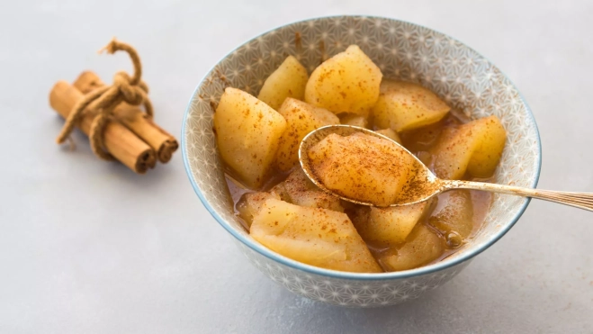 Bol con manzana cocida y canela / Canva