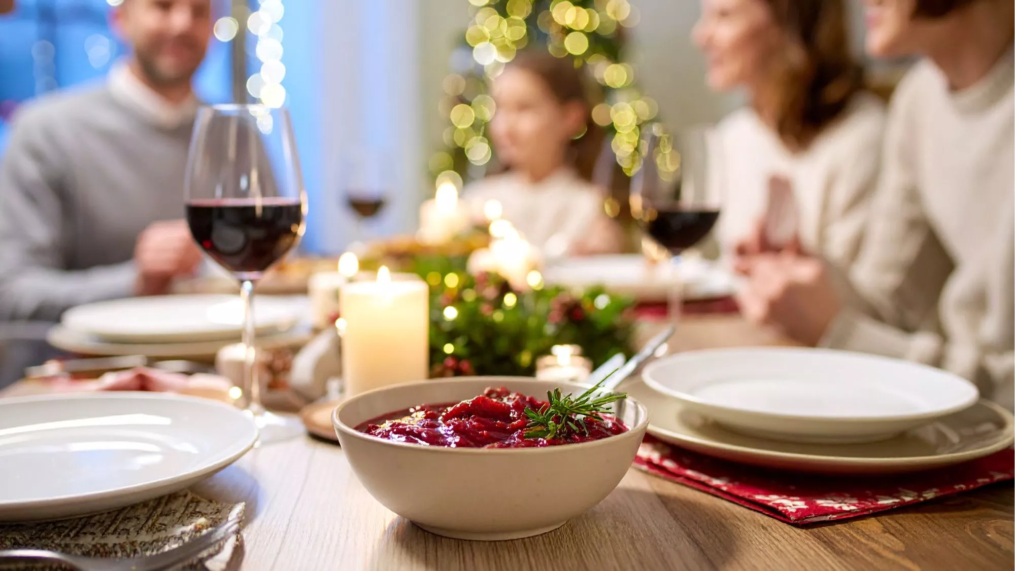 Comida ligera en una mesa de Navidad / Canva