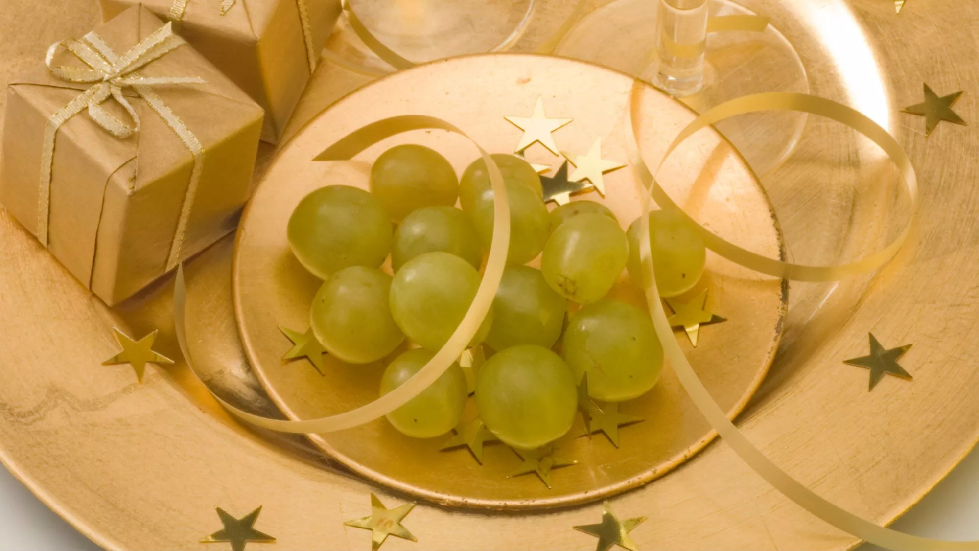 Plato con 12 uvas listas para comer en Nochevieja / Canva