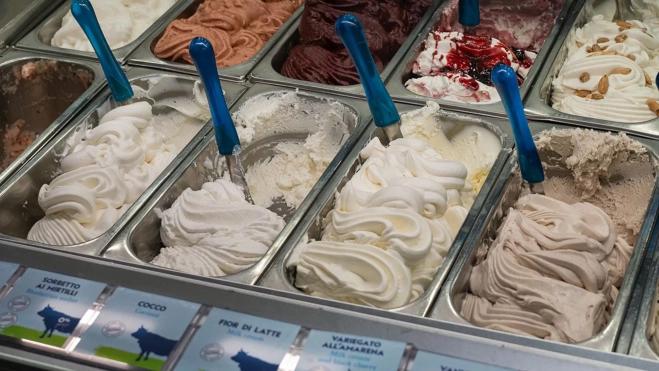 Helados de distintos sabores en Mennella (Nápoles) / Txaber Allué