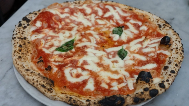 La pizza margarita de L’Antica Pizzeria da Michele en Nápoles / Txaber Allué