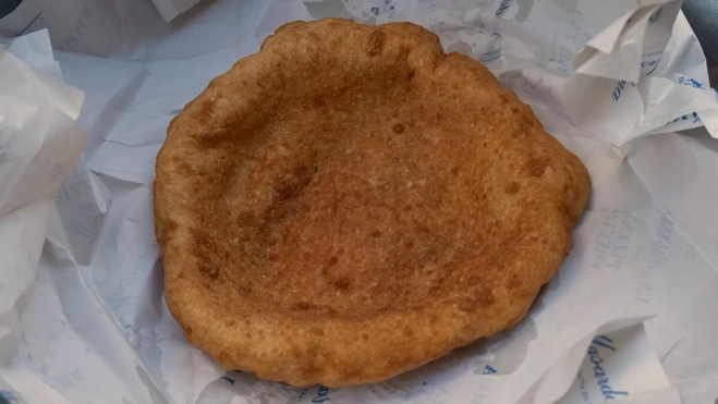 La pizza 'fritta' de La Masardona en Nápoles / Txaber Allué