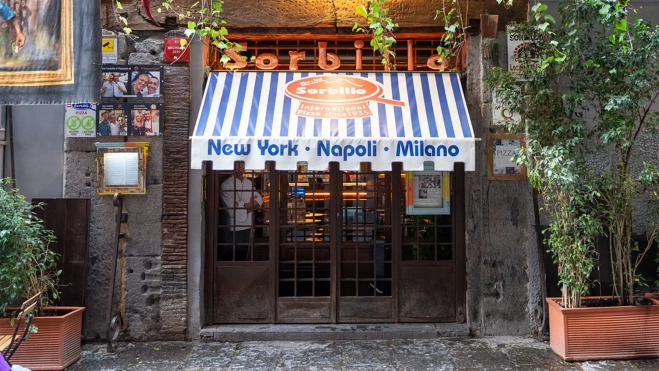 Entrada del restaurante Sorbillo en Nápoles / Txaber Allué