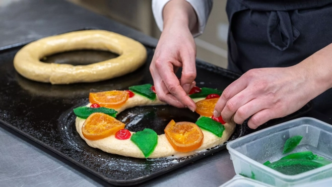 Elaboración de un roscón de Reyes tradicional / Cedida Escola de Pastisseria del Gremi de Barcelona