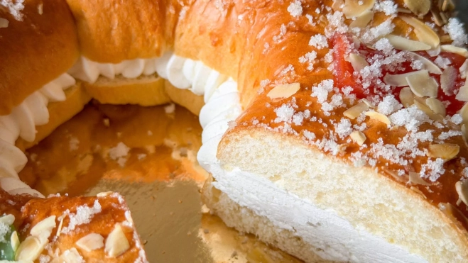 Detalle del roscón de Reyes relleno de nata de Mercadona / lker Morán Detalle del roscón de Reyes relleno de nata de Mercadona / lker Morán