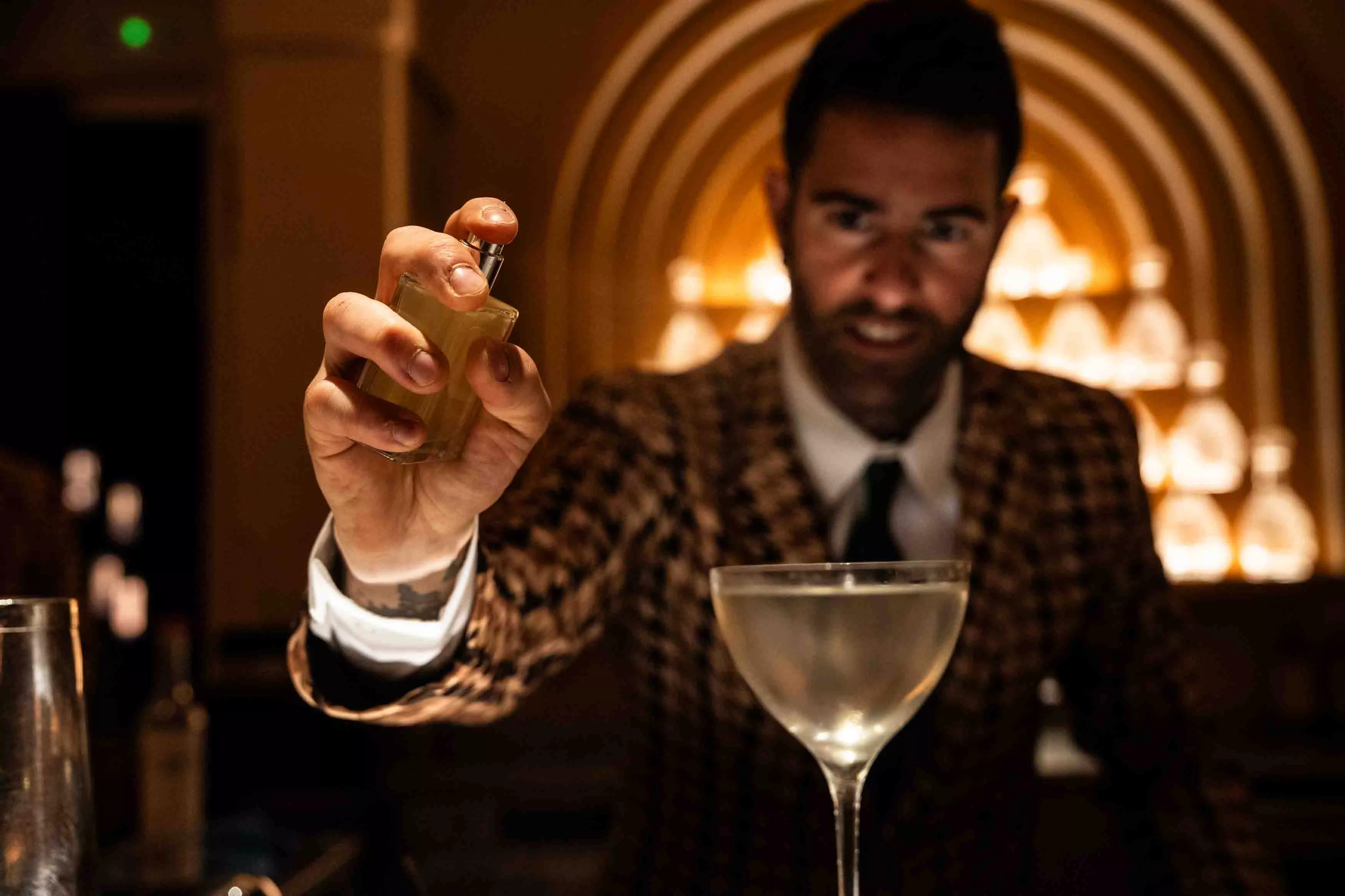 Preparación de un cóctel en Stravinsky's Parfumerie en el Born (Barcelona) / GALA ESPÍN