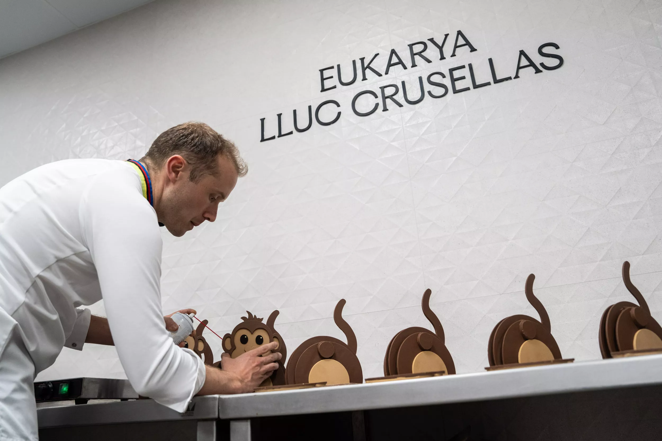 Lluc Crusellas elabora monas de Pascua de chocolate en el obrador de Eukarya en Vic / GALA ESPÍN