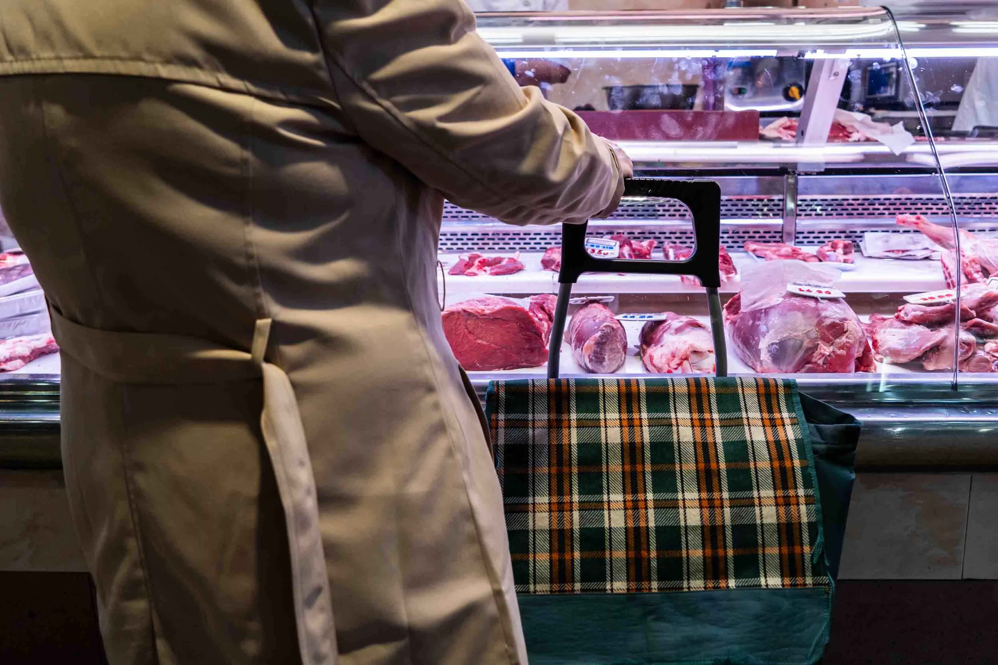 Mujer comprando en el Mercat de La Boqueria / GALA ESPÍN