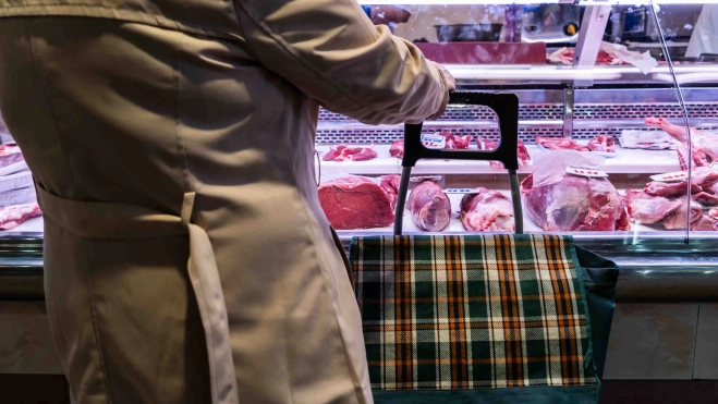 Mujer comprando en el Mercat de La Boqueria / GALA ESPÍN