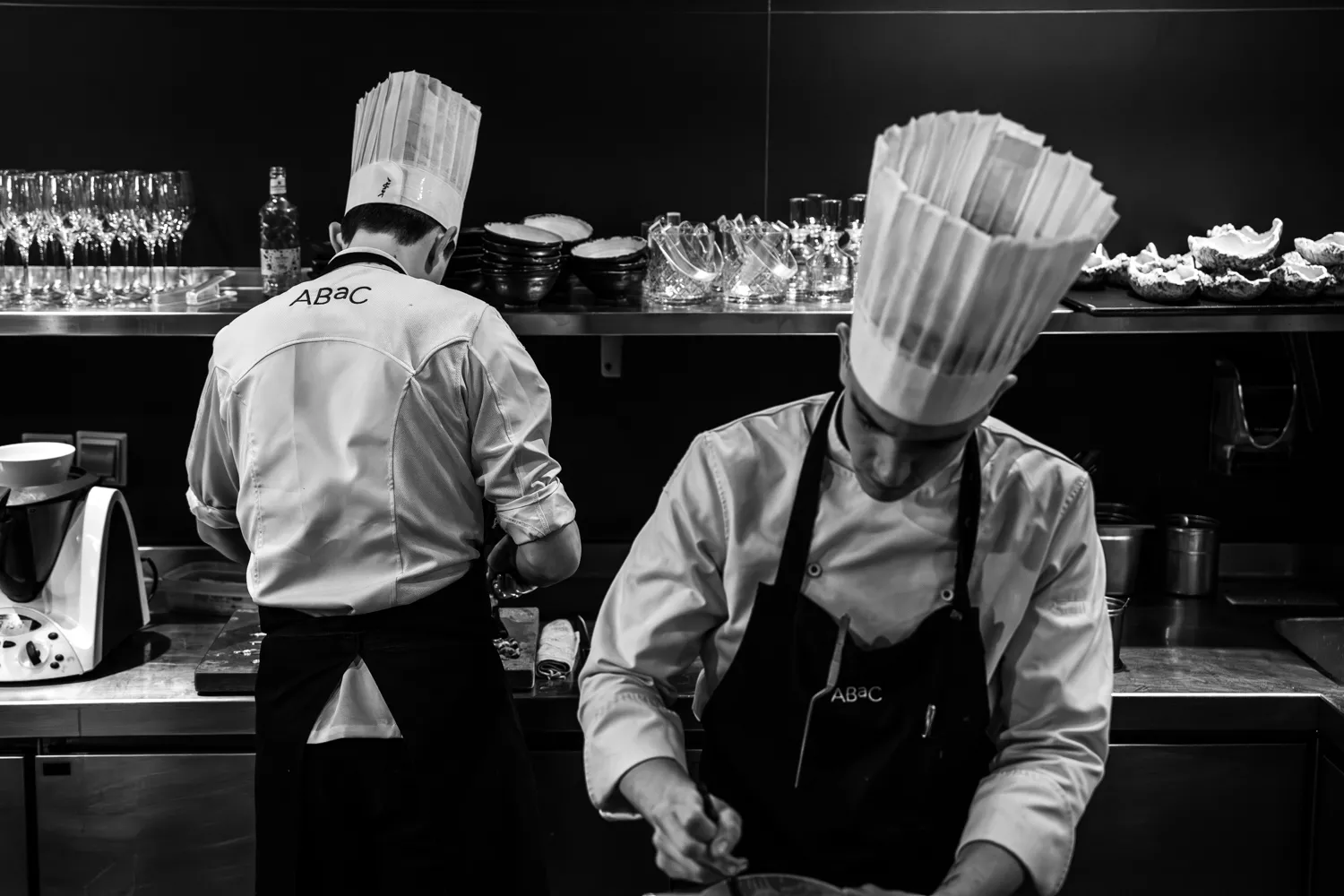 Cocineros preparando el servicio en el restaurante ABaC (Barcelona) / ÒSCAR GIL COY
