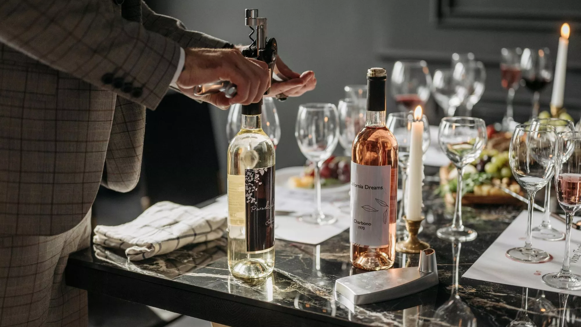 Mesa con botellas y copas de vino / Qué vinos regalar (y abrir) en Reyes: blancos, tintos, espumosos y orange para acertar en la mesa